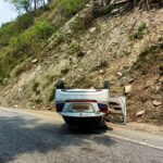 बद्रीनाथ हाईवे पर पलटी श्रद्धालुओं की कार: देवभूमि में टला बड़ा हादसा, सुरक्षित बचे यात्री!