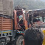 चमोली! बद्रीनाथ राष्ट्रीय राजमार्ग पर कुहेड के पास यात्रा बस व ट्रक की जोरदार भिड़ंत……