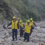 नदी किनारे मिला अज्ञात व्यक्ति का शव, पहचान में जुटी पुलिस….